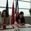 Hai Bộ trưởng Agnes Buzyn (trái) và Nguyễn Thị Kim Tiến ký kết Ý định thư về Hợp tác giữa hai Bộ Y tế. (Nguồn: TTXVN)