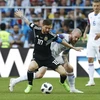 Mỗi khi có bóng, Lionel Messi (giữa) đều khiến các cầu thủ Iceland phải vất vả đeo bám trong trận đấu bảng D World Cup 2018 ở Moskva, Nga ngày 16/6. (Nguồn: THX/TTXVN) 