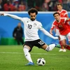 Mohamed Salah (trước) ghi bàn thắng rút ngắn tỷ số trận Ai Cập-Nga đấu từ chấm 11m. (Nguồn: THX/TTXVN)