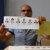 Cử tri Thổ Nhĩ Kỳ cầm lá phiếu bầu tại một địa điểm bầu cử ở Ankara. (Nguồn: THX/TTXVN) 