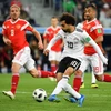 Mohamed Salah (trước) ghi bàn thắng rút ngắn tỷ số trận cho Ai Cập đấu từ chấm 11m. (Nguồn: THX/TTXVN)