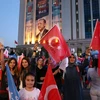 Những người ủng hộ Tổng thống Thổ Nhĩ Kỳ Recep Tayyip Erdogan tập trung ăn mừng bên ngoài trụ sở Đảng AKP ở Ankara ngày 24/6. (Nguồn: THX/TTXVN)
