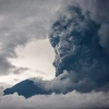 Núi lửa Agung trên đảo Bali, Indonesia phun tro bụi ngày 26/11/2017. (Nguồn: THX/TTXVN)