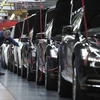 Những chiếc ôtô S-class trong dây chuyền sản xuất ở giai đoạn cuối tại nhà máy sản xuất của Mercedes-Benz ở Sindelfingen, Tây Nam Đức. (Nguồn: AFP/TTXVN)