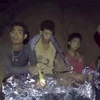 Các thành viên đội bóng thiếu niên mắc kẹt bên trong hang Tham Luang ở tỉnh Chiang Rai, Thái Lan ngày 4/7. (Nguồn: THX/TTXVN)