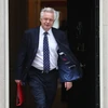 Ông David Davis rời khỏi cuộc họp nội các tại London ngày 5/6. (Nguồn: AFP/TTXVN)