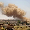 Khói bốc lên sau các cuộc không kích của quân đội Chính phủ Syria xuống khu vực do phiến quân chiếm giữ ở Daraa ngày 26/6. (Nguồn: AFP/TTXVN)