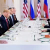 Tổng thống Nga Vladimir Putin (thứ 2, phải) và Tổng thống Mỹ Donald Trump (thứ 3, trái) tại bữa trưa làm việc sau cuộc gặp thượng đỉnh ở Helsinki, Phần Lan ngày 16/7. (Nguồn: AFP/TTXVN)