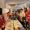 Giới thiệu sản phẩm văn hóa truyền thống với bạn bè ASEAN. (Ảnh: Hà Ngọc/Vietnam+)