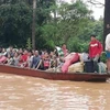 Hoạt động sơ tán dân khỏi vùng bị ngập lụt đang được tiến hành khẩn trương. (Nguồn: Attapeu Today)
