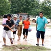 Người dân sơ tán khỏi khu vực nguy hiểm sau sự cố vỡ đập thủy điện ở Attepeu, Lào. (Nguồn: KPL/ TTXVN)
