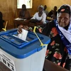 Cử tri Mali bỏ phiếu bầu Tổng thống tại điểm bầu cử ở Bamako ngày 29/7. (Nguồn: AFP/TTXVN)