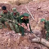 Lực lượng bộ đội công binh tỉnh Quảng Trị đã phát hiện một quả bom nặng hơn 240kg, có chiều dài 1,6m, nằm ở độ sâu dưới lòng đất hơn 6m, ngày 19/4/2017. (Ảnh: Trần Tĩnh/TTXVN)