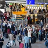 Hành khách đợi làm thủ tục tại sân bay ở Frankfurt. (Nguồn: AFP/TTXVN)