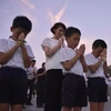 Trẻ em Nhật Bản cầu nguyện cho các nạn nhân bom nguyên tử tại Công viên Hòa bình ở Hiroshima. (Nguồn: Kyodo/TTXVN)
