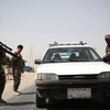 Lực lượng an ninh Afghanistan kiểm tra tại một chốt an ninh trên tuyến đường cao tốc Kabul-Ghazni ở tỉnh Wardak ngày 13/8. (Nguồn: THX/TTXVN) 