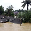 Nhiều ngôi nhà bị nhấn chìm trong nước lũ ở bang Kerala, miền Nam Ấn Độ ngày 9/8. (Nguồn: THX/TTXVN)
