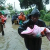 Lực lượng cứu hộ sơ tán người dân khỏi vùng ngập lụt ở bang Kerala, Ấn Độ ngày 15/8. (Nguồn: AFP/TTXVN)