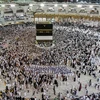 Các tín đồ Hồi giáo cầu nguyện tại Đền thờ Lớn ở Thánh địa Mecca, Saudi Arabia, trước lễ hành hương Haji ngày 17/8. (Nguồn: AFP/TTXVN)