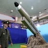 Bộ trưởng Quốc phòng Iran Amir Hatami công bố tên lửa đạn đạo tầm ngắn thế hệ mới Fateh Mobin tại buổi lễ ở Tehran ngày 13/8. (Nguồn: AFP/TTXVN)
