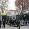 Cảnh sát chống bạo động gác bên ngoài Đại sứ quán Mỹ ở thủ đô Ankara, Thổ Nhĩ Kỳ. (Nguồn: AFP/TTXVN)