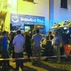Lực lượng cứu hộ và người dân túc trực tại quảng trường trung tâm Civita ở vùng Calabria sau khi xảy ra lũ quét tại hẻm núi Raganello ngày 20/8. (Nguồn: AFP/TTXVN)
