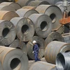 Sản phẩm thép cuộn được xếp tại cảng ở Thẩm Dương, Trung Quốc. (Nguồn: EPA-EFE/TTXVN)