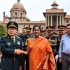 Bộ trưởng Quốc phòng Ấn Độ Nirmala Sitharaman (giữa) và Bộ trưởng Quốc phòng Trung Quốc Ngụy Phụng Hòa (trái) trong cuộc gặp tại New Delhi, Ấn Độ ngày 23/8. (Nguồn: AFP/TTXVN)