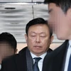 Chủ tịch Tập đoàn Lotte Shin Dong-bin (giữa) tại tòa án ở thủ đô Seoul ngày 14/12/2017. (Nguồn: Yonhap/TTXVN)
