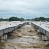 Cây cầu dọc tuyến đường cao tốc nối Yangon và Naypyidaw (Myanmar) bị nước lũ làm hư hại sau sự cố vỡ đê ngày 29/8. (Nguồn: AFP/TTXVN)