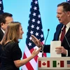 Ngoại trưởng Canada Chrystia Freeland (thứ 2, trái) và Đại diện Thương mại Mỹ Robert Lighthizer (phải) trong cuộc họp báo tại cuộc tái đàm phán NAFTA ở Mexico City ngày 5/3/2018. (Nguồn: AFP/TTXVN)