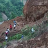 [Photo] Nhói lòng cảnh học sinh tiểu học phải "cắt núi" đến trường