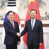 Ủy viên Quốc vụ viện Trung Quốc Dương Khiết Trì (phải) và Đặc phái viên của Tổng thống Hàn Quốc, ông Chung Eui-yong. (Nguồn: Tân Hoa xã)