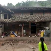 Mái ngói một ngôi nhà bị hư hại sau trận động đất ở huyện Cáp Nê Mặc Giang, tỉnh Vân Nam ngày 8/9. (Nguồn: THX/TTXVN)