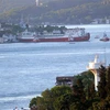 Tàu thuyền di chuyển trên Eo biển Bosporus, Istanbul, Thổ Nhĩ Kỳ. (Nguồn: AFP/TTXVN)