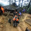Lực lượng cứu hộ chuyển thi thể nạn nhân thiệt mạng trong vụ lở bùn do ảnh hưởng của bão Mangkhut tại thành phố Baguio, Philippines ngày 16/9. (Nguồn: AFP/TTXVN)