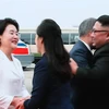 Nhà lãnh đạo Triều Tiên Kim Jong-un (phải) và phu nhân Ri Sol-ju (thứ 2, trái) đón Tổng thống Hàn Quốc Moon Jae-in (thứ 2, phải) cùng phu nhân Kim Jung-sook (trái) tại sân bay quốc tế Sunan ở thủ đô Bình Nhưỡng, sáng 18/9. (Nguồn: Yonhap/ TTXVN)