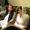 Cựu Thủ tướng Pakistan Nawaz Sharif (trái) và con gái Maryam Nawaz trên máy bay sau khi tới Lahore ngày 14/7. (Nguồn: AFP/TTXVN)