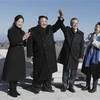 Tổng thống Hàn Quốc Moon Jae-in và phu nhân (phải), nhà lãnh đạo Triều Tiên Kim Jong-un và phu nhân (trái) trong chuyến thăm núi thiêng Paekdu ngày 20/9. (Nguồn: Yonhap/TTXVN)
