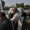 Chuyển một thành viên IRGC bị thương tại hiện trường vụ tấn công nhằm vào lễ diễu binh ở thành phố Ahvaz, Iran ngày 22/9. (Nguồn: AFP/TTXVN)
