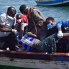 Lực lượng cứu hộ vớt thi thể các nạn nhân trong vụ lật phà MV Nyerere trên hồ Victoria, Tanzania, ngày 21/9. (Nguồn: THX/TTXVN)