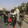 Binh sỹ chuyển nạn nhân bị thương sau vụ tấn công nhằm vào lễ diễu binh của Lực lượng Vệ binh cách mạng Hồi giáo Iran (IRGC) tại thành phố Ahvaz, Iran ngày 22/9. (Nguồn: THX/TTXVN)