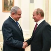 Tổng thống Nga Vladimir Putin (phải) và Thủ tướng Israel Benjamin Netanyahu trong một cuộc gặp ở Moskva. (Nguồn: AP)