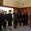 Đại sứ Việt Nam và cán bộ, nhân viên các cơ quan đại diện của Việt Nam tại Nam Phi mặc niệm tưởng nhớ Chủ tịch nước Trần Đại Quang. (Ảnh: Phi Hùng/TTXVN)