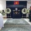 Đại sứ Mỹ tại Myanmar viết sổ tang. (Nguồn: Đại sứ quán Việt Nam tại Myanmar)
