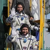 Hai phi hành gia là Nick Hague và Aleksey Ovchinin trước chuyến bay tại sân bay vũ trụ Baikonur ở Kazakhstan ngày 11/10. (Nguồn: AFP/TTXVN)