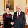 Chủ tịch Quốc hội Thổ Nhĩ Kỳ Binali Yildirim đón Chủ tịch Quốc hội Nguyễn Thị Kim Ngân. (Ảnh: Trọng Đức/TTXVN)