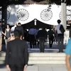 Người dân viếng đền Yasukuni tại Tokyo ngày 15/8 nhân kỷ niệm 73 năm ngày kết thúc Chiến tranh Thế giới thứ Hai. (Nguồn: Kyodo/TTXVN) 
