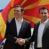 Ngoại trưởng Hy Lạp Nikos Kotzias và Ngoại trưởng Macedonia Nikola Dimitrov ngày 17/6 đã ký thỏa thuận lịch sử giữa hai nước về việc đổi tên Macedonia thành Cộng hòa Bắc Macedonia. (Nguồn: TTXVN) 