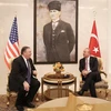 Ngoại trưởng Mỹ Mike Pompeo (trái) trong cuộc gặp người đồng cấp Thổ Nhĩ Kỳ Mevlut Cavusoglu tại Ankara ngày 17/10. (Nguồn: AFP/TTXVN) 